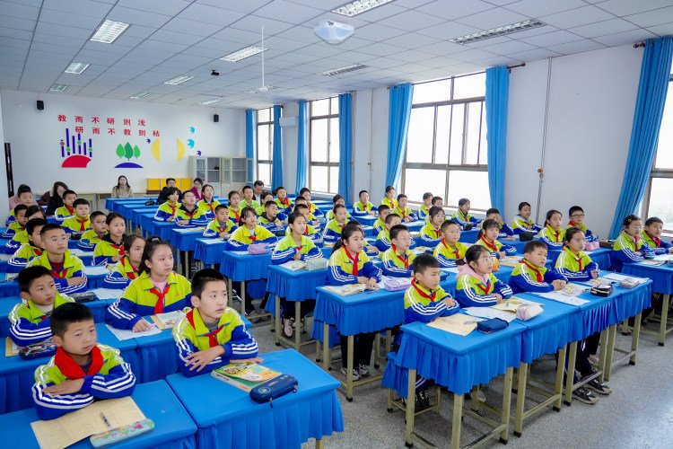 甘肃庆阳｜美丽园丁入校教研纪实，定制化校园跟拍 + 云摄影全流程落地