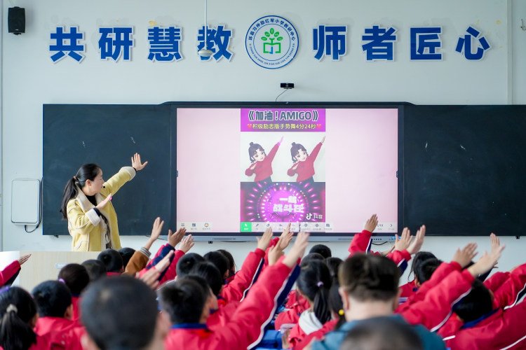 甘肃庆阳｜美丽园丁入校教研纪实，定制化校园跟拍 + 云摄影全流程落地