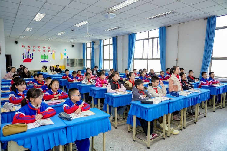 甘肃庆阳｜美丽园丁入校教研纪实，定制化校园跟拍 + 云摄影全流程落地