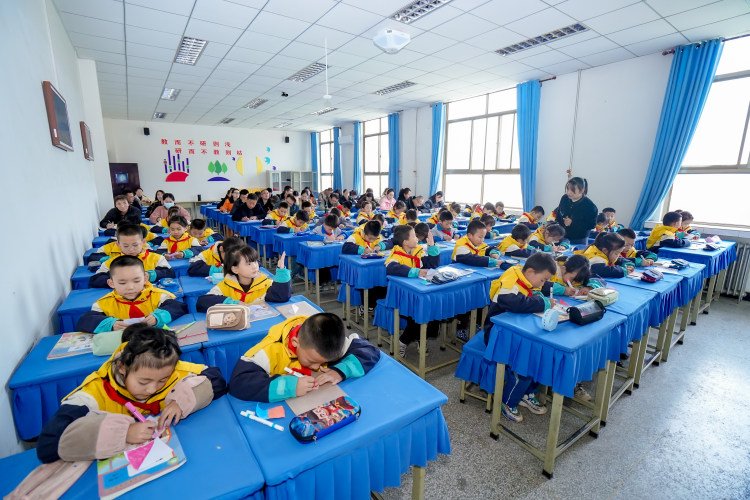 甘肃庆阳｜美丽园丁入校教研纪实，定制化校园跟拍 + 云摄影全流程落地